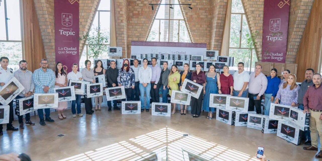GERALDINE PONCE ENTREGA 107 COMPUTADORAS A TRABAJADORES DEL AYUNTAMIENTO