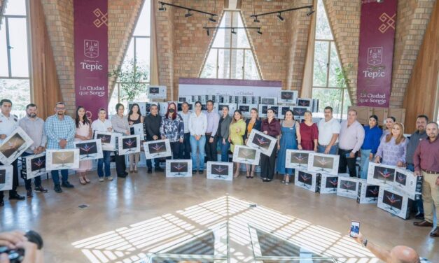 GERALDINE PONCE ENTREGA 107 COMPUTADORAS A TRABAJADORES DEL AYUNTAMIENTO