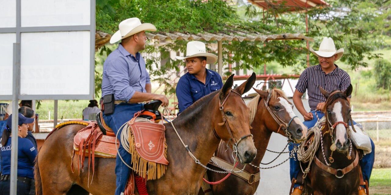 EL COLORADO SE VISTE DE FIESTA PARA SUS TRADICIONALES PASEADAS