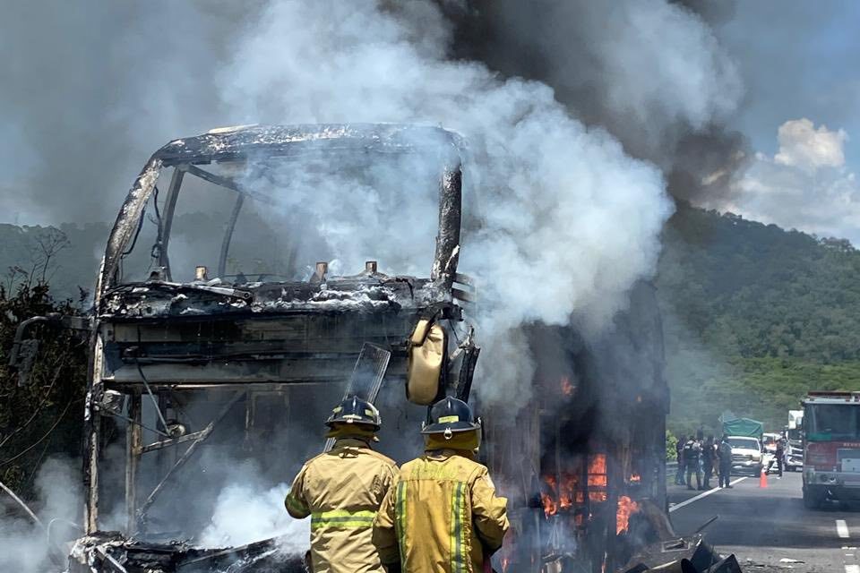 SSPC ATIENDE INCENDIO DE AUTOBÚS EN JALA