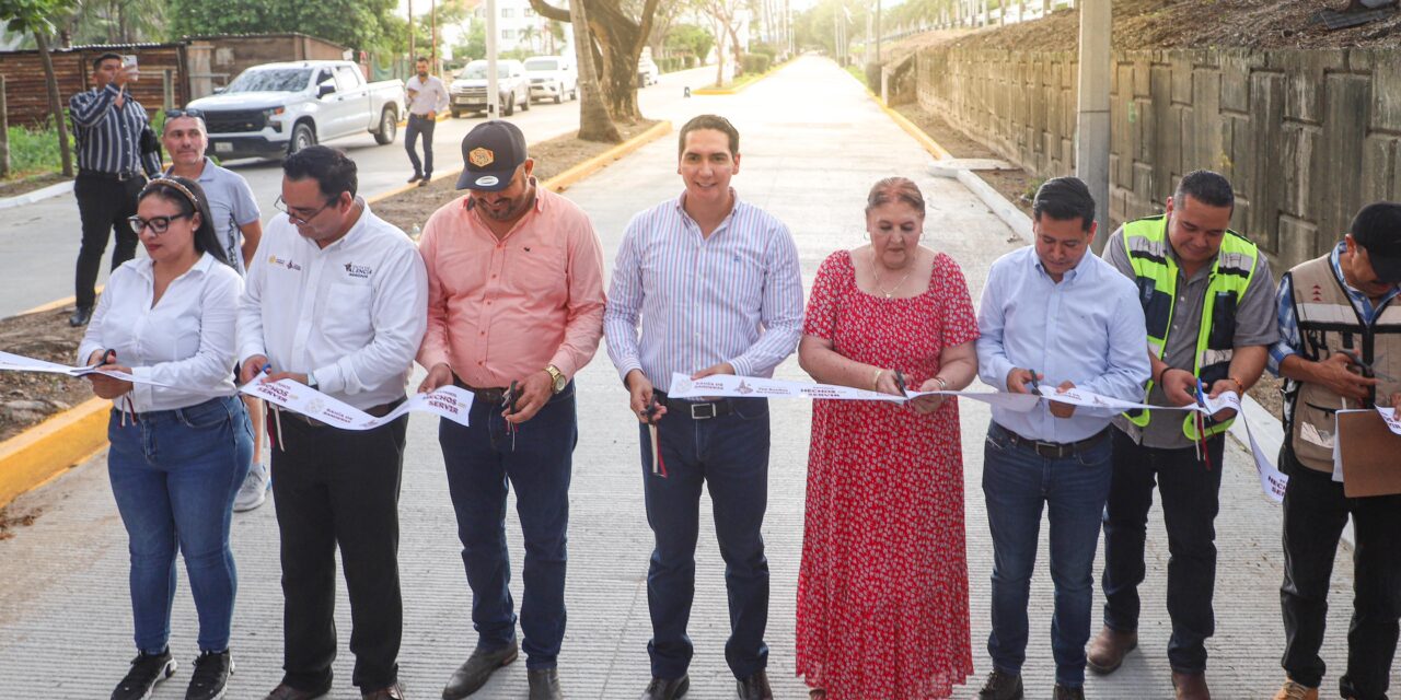 Héctor Santana entrega la Avenida Playa Los Picos en Bucerías