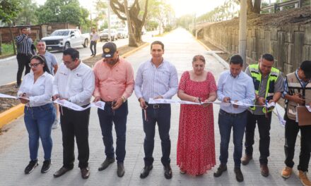 Héctor Santana entrega la Avenida Playa Los Picos en Bucerías