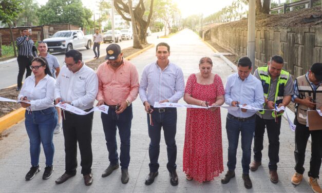 Héctor Santana entrega la Avenida Playa Los Picos en Bucerías