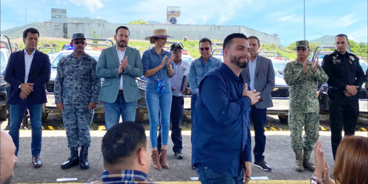 Gobernador Pablo Lemus entrega patrullas a Puerto Vallarta