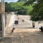 PROTECCIÓN CIVIL DE BAHÍA DE BANDERAS ATIENDE VEHÍCULO ARRASTRADO POR LA CORRIENTE