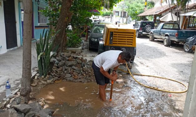 SEAPAL VALLARTA TRABAJA EN LA REPARACIÓN DE UNA FUGA EN LA COLONIA 5 DE DICIEMBRE