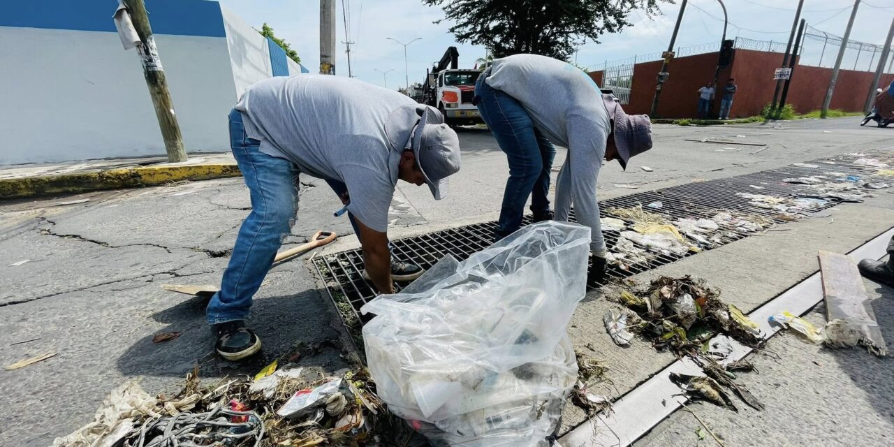 SIAPA TEPIC LIMPIA REJILLAS Y ALCANTARILLAS PARA PREVENIR ENCHARCAMIENTOS