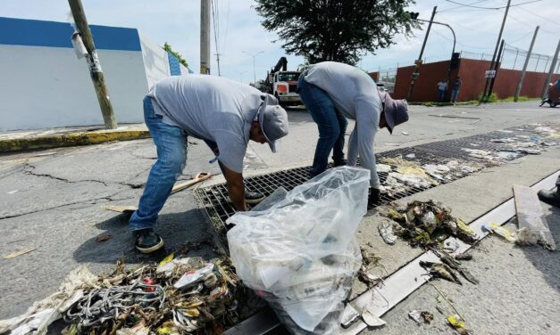 SIAPA TEPIC LIMPIA REJILLAS Y ALCANTARILLAS PARA PREVENIR ENCHARCAMIENTOS