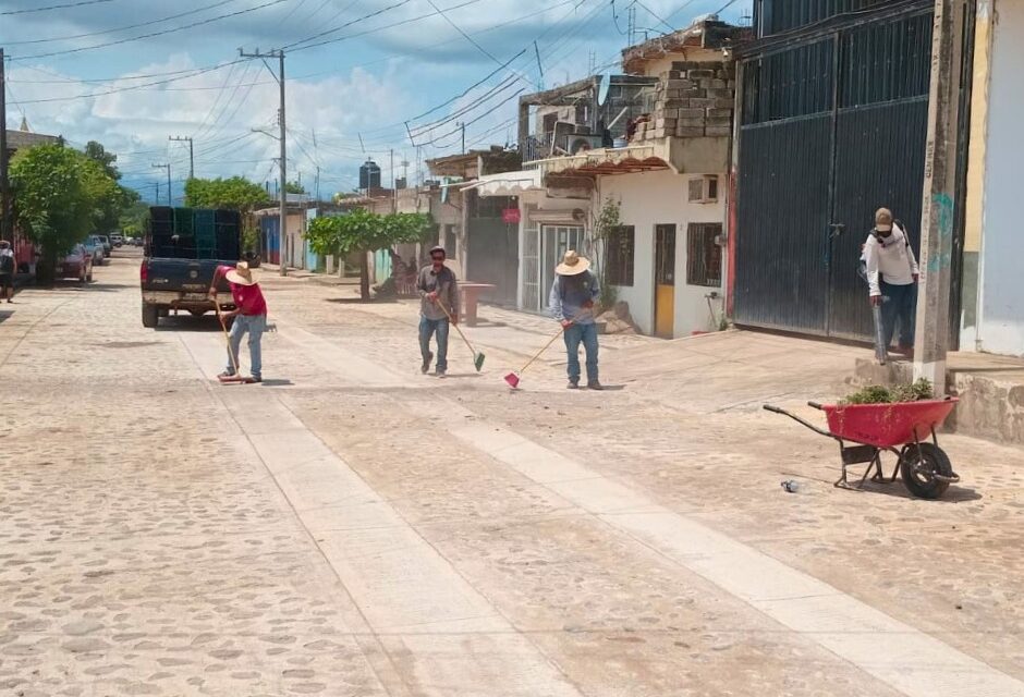 LIMPIEZA DE VIALIDADES EN LAS VARAS PARA UNA MEJOR IMAGEN URBANA