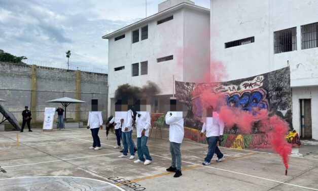 Entrega SSPC constancias de capacitación en el CERESO de Bucerías
