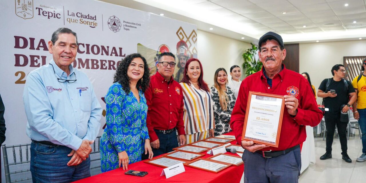 Reconoce Gobierno de Tepic a los bomberos en su día