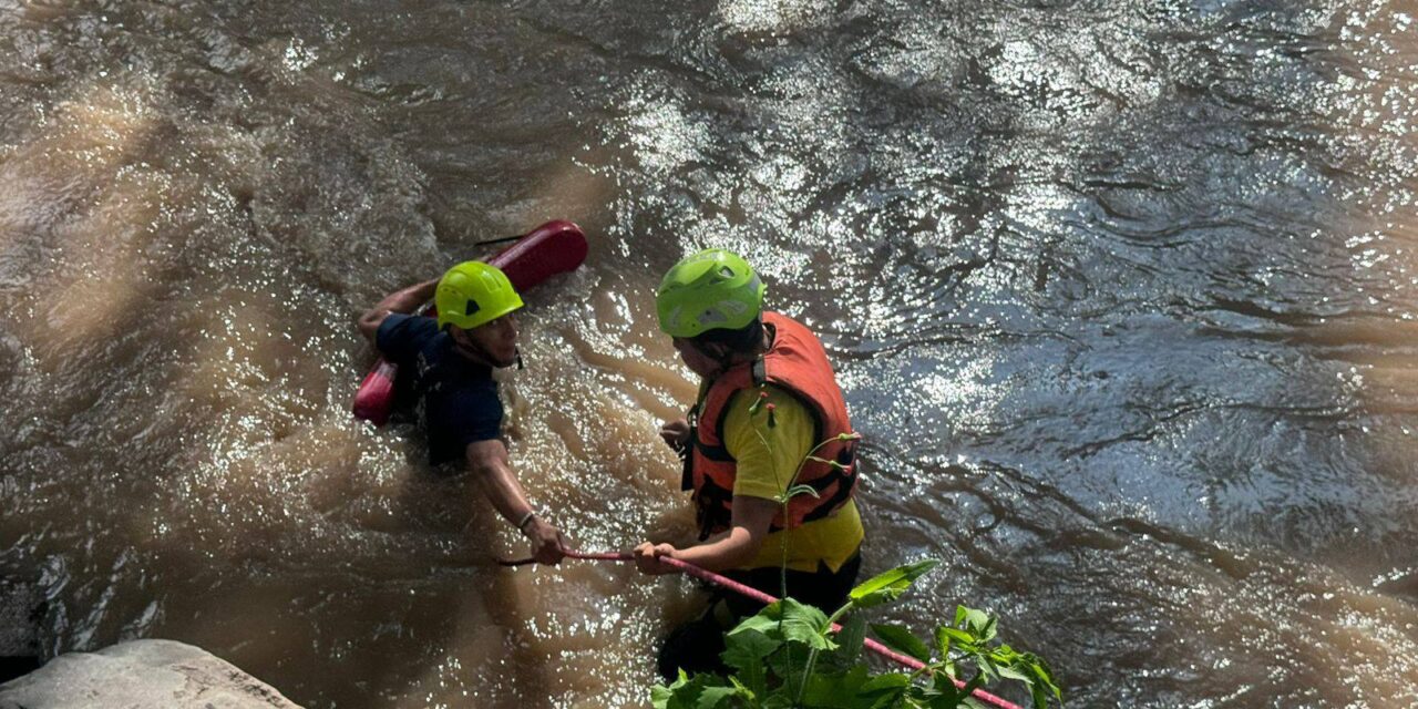Rescata Protección Civil de Tepic a hombre atrapado en el río Mololoa