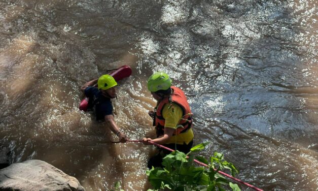 Rescata Protección Civil de Tepic a hombre atrapado en el río Mololoa