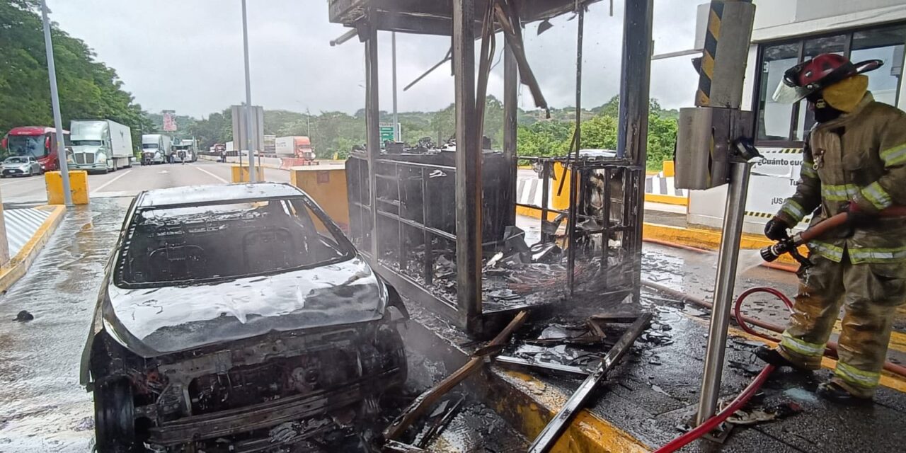 Atienden Bomberos de Nayarit corto circuito en vehículo en la Tepic – Mazatlán
