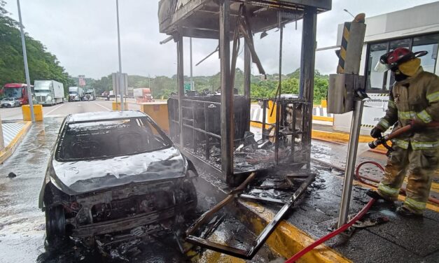 Atienden Bomberos de Nayarit corto circuito en vehículo en la Tepic – Mazatlán