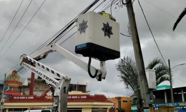 Realiza gobierno de tepic mantenimiento de semáforos