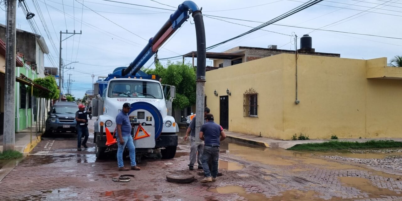 Trabaja gobierno de acaponeta en rehabilitación del colector sanitario principal