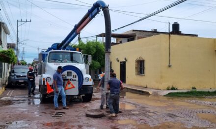 Trabaja gobierno de acaponeta en rehabilitación del colector sanitario principal