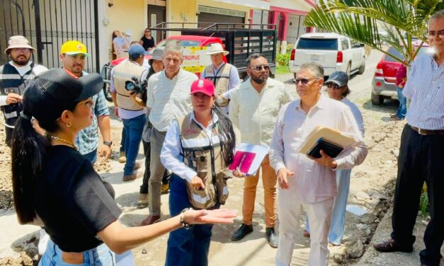 El equipo de SIAPA Tepic estuvo presente supervisando la rehabilitación del sistema de drenaje sanitario