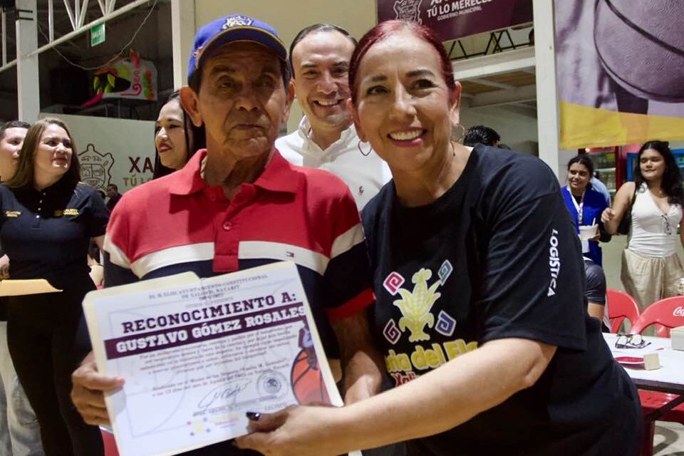 Reconocen a leyendas del básquetbol de Xalisco