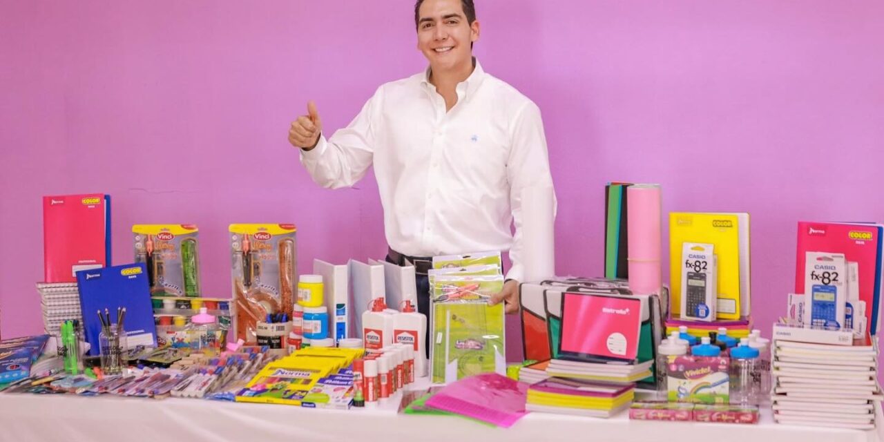 lleva Hector santana útiles y mochilas nuevas para este regreso a clases a casa hogar