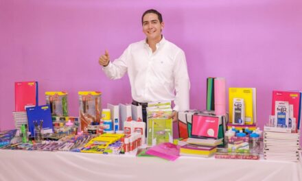 lleva Hector santana útiles y mochilas nuevas para este regreso a clases a casa hogar