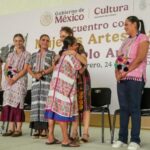 Presidenta Claudia Sheinbaum entrega Créditos a la Palabra a mujeres artesanas de Amuzgo