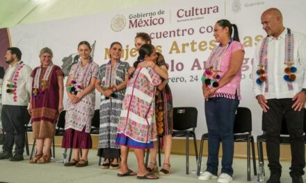 Presidenta Claudia Sheinbaum entrega Créditos a la Palabra a mujeres artesanas de Amuzgo