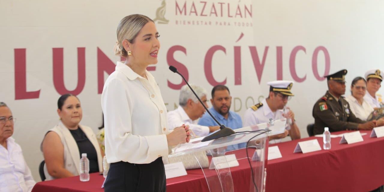 Entrega Estrella Palacios cancha de usos múltiples en la Secundaria Arturo Cudapí Ramos, en Pradera Dorada
