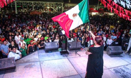 Ante miles de personas, Anabel Guerrero encabeza el Grito de Independencia en Xalisco