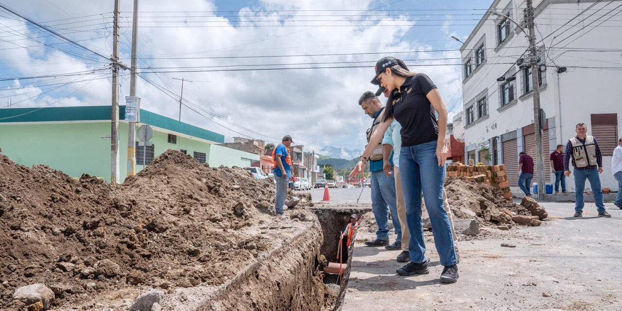 REHABILITAN DRENAJE SANITARIO EN CALLE TENOCHTITLÁN