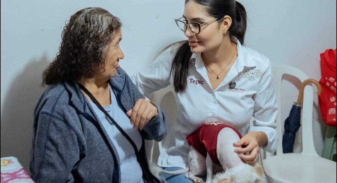 SIAPA TEPIC Y ALCALDESA GERALDINE PONCE SUPERVISAN APOYO A FAMILIAS AFECTADAS