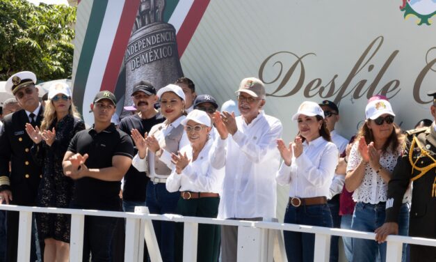 Desfile cívico-militar une a Nayarit en honor a la patria