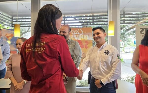 CARL’S JR. RECONOCE A POLICÍAS Y PROTECCIÓN CIVIL DE TEPIC CON TARJETAS DE DESCUENTO