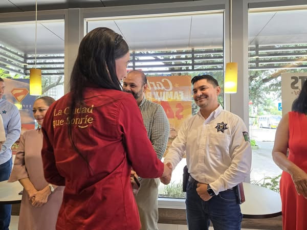 CARL’S JR. RECONOCE A POLICÍAS Y PROTECCIÓN CIVIL DE TEPIC CON TARJETAS DE DESCUENTO