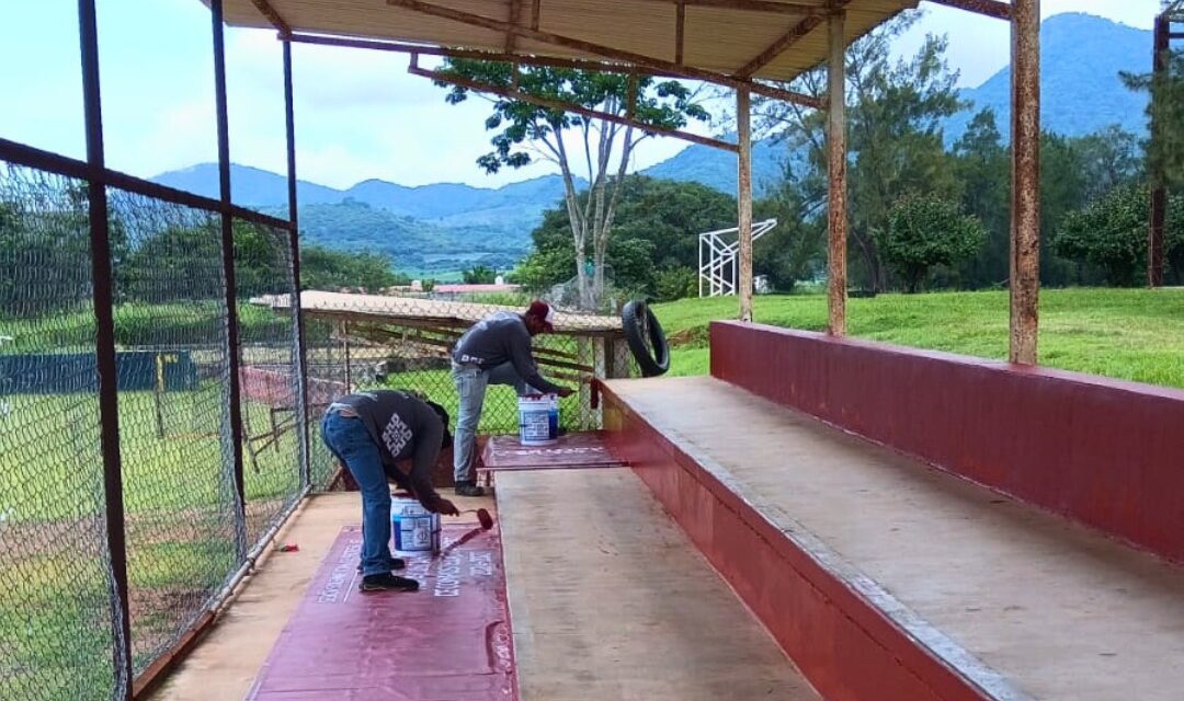 PINTAN CANCHA DE BÉISBOL EN COMPOSTELA