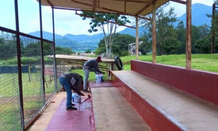 PINTAN CANCHA DE BÉISBOL EN COMPOSTELA