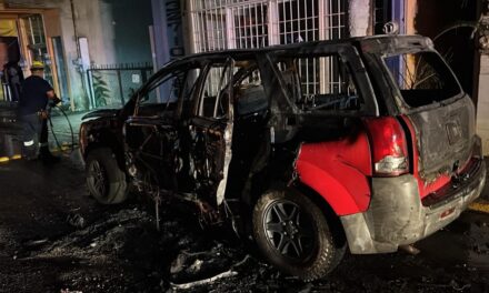 BOMBEROS SOFOCAN INCENDIO DE VEHÍCULO EN COMPOSTELA