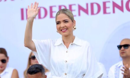 La Presidenta Estrella Palacios encabezó el desfile cívico-militar por el 215 aniversario de la Independencia en Mazatlán