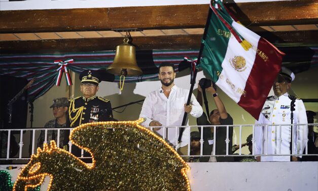 Munguía da el Grito de Independencia ante miles de vallartenses y turistas