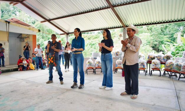GERALDINE PONCE ENTREGA APOYOS Y MOBILIARIO EN OTATISTE