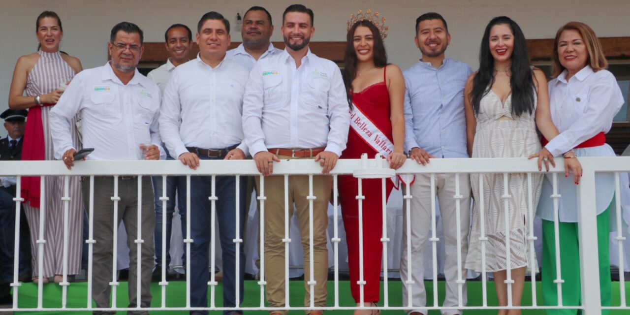 Miles de vallartenses y turistas celebran el 215 aniversario de la Independencia con el tradicional desfile