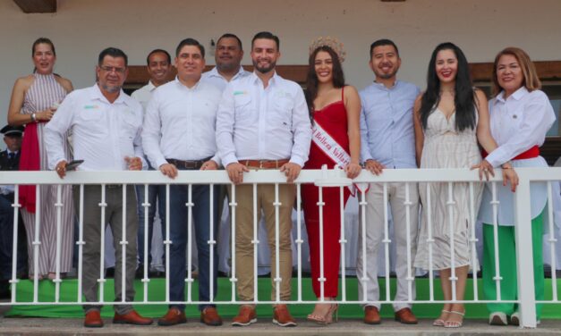 Miles de vallartenses y turistas celebran el 215 aniversario de la Independencia con el tradicional desfile