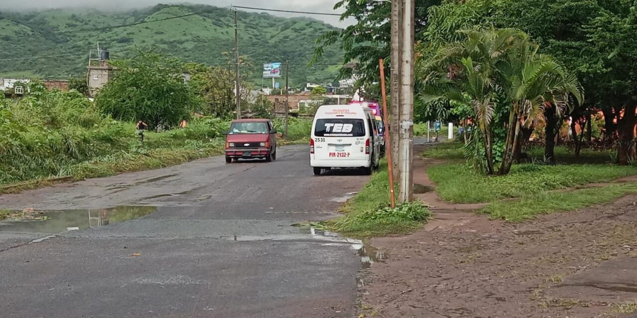 RESCATAN A PERSONAS ATRAPADAS EN COMBI EN TEPIC
