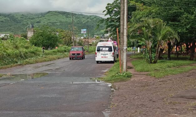 RESCATAN A PERSONAS ATRAPADAS EN COMBI EN TEPIC