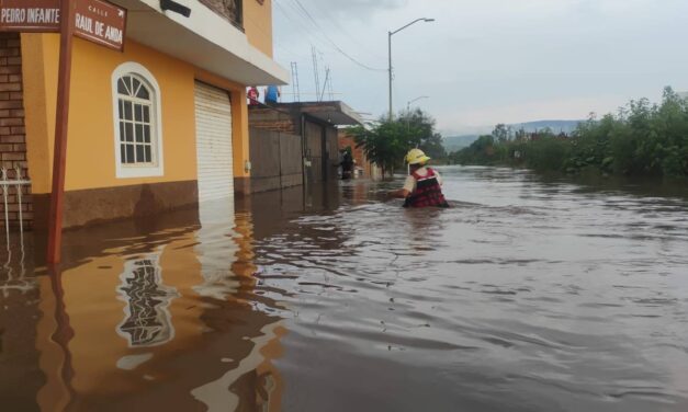 RESCATAN FAMILIAS TRAS DESBORDAMIENTO DEL RÍO TAJO