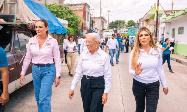 Beatriz Estrada entrega apoyos a familias afectadas por inundaciones en Tepic