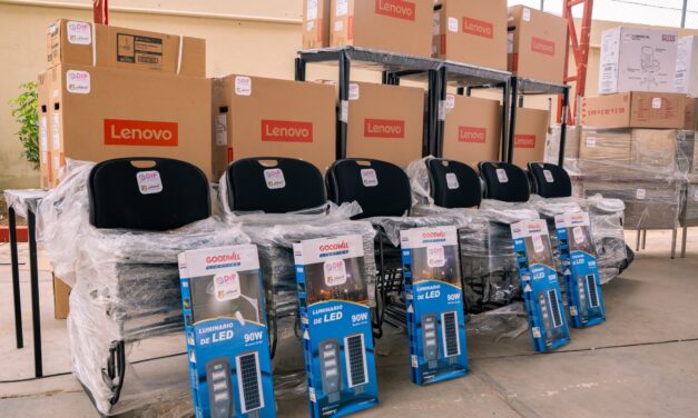 Gobernador y Beatriz Estrada fortalecen la educación en una secundaria en Xalisco