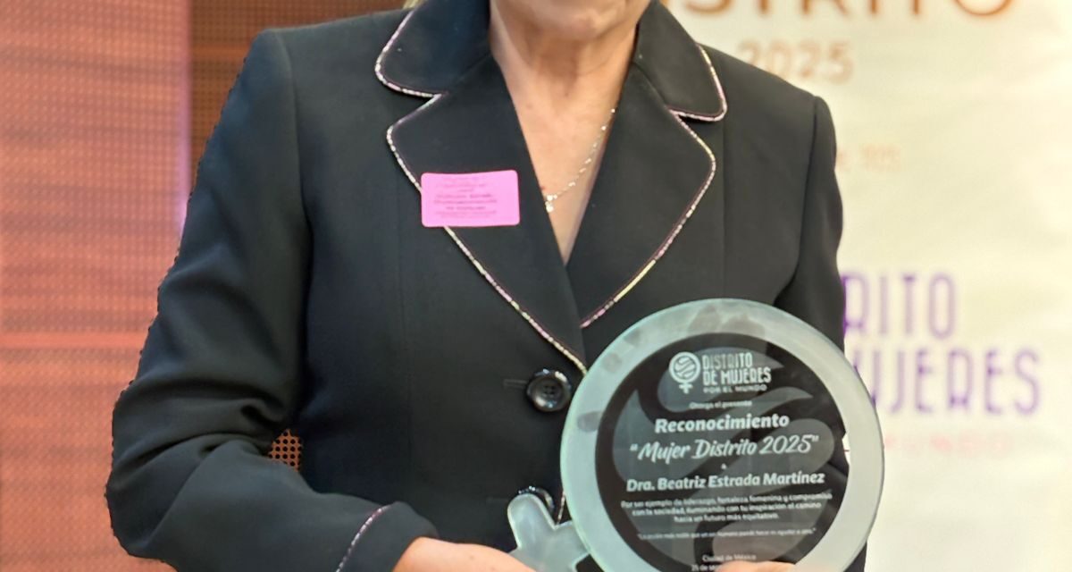 Beatriz Estrada recibe en el Senado el reconocimiento Mujer Distrito 2025