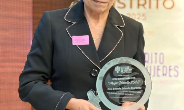 Beatriz Estrada recibe en el Senado el reconocimiento Mujer Distrito 2025